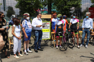 Alba: la ciclista dei record Paola Gianotti ha fatto tappa in città con il suo Giro del Piemonte e la campagna di sensibilizzazione "Io rispetto il ciclista”