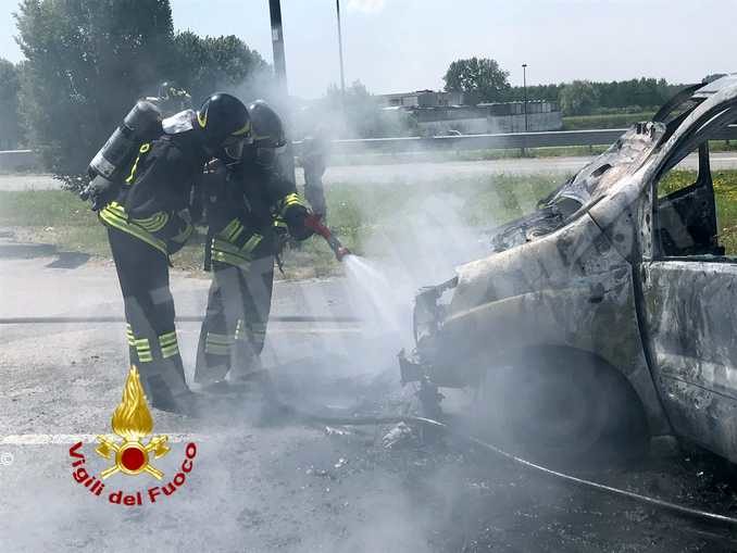 Un furgone va in fiamme a Bandito