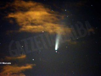 La cometa Neowise nel cielo notturno 1