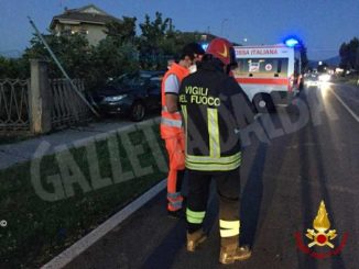 Colpito da un malore mentre è al volante: l'auto si schianta contro una casa del villaggio Colombero