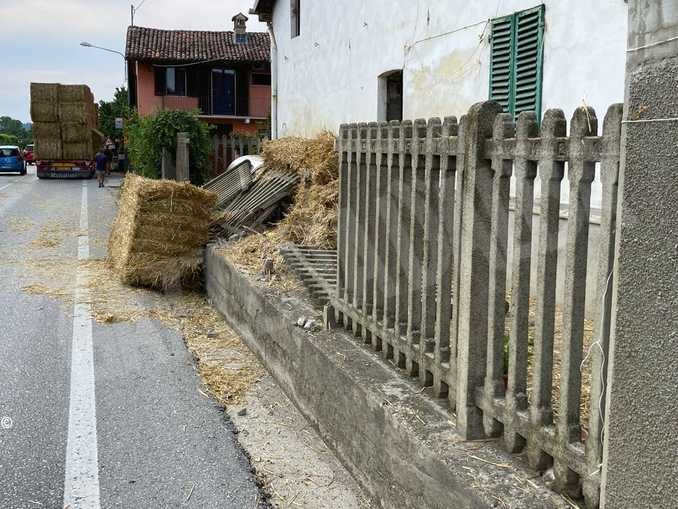 Un camion urta la staccionata di una casa e perde pesanti balle di paglia