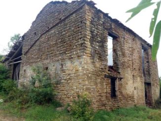 Incendia un edificio disabitato: denunciato un piromane di 73 anni