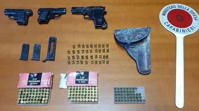 I Carabinieri hanno arrestato due uomini per detenzione e porto illeciti di armi