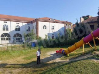 I volontari della protezione civile tagliano la vegetazione nell’area esterna dei licei