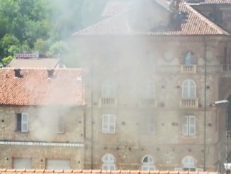 In fiamme la casa di riposo di Dogliani: pompieri al lavoro per portare in salvo i 40 ospiti