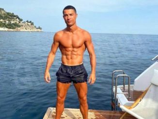 Sorpresa per i bagnanti di Pietra Ligura, un selfie con Cr7