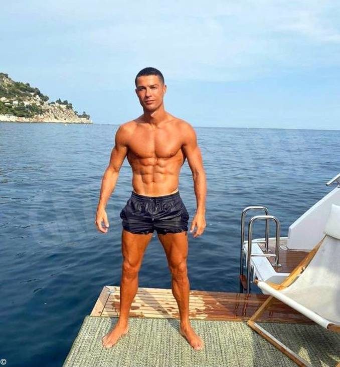 Sorpresa per i bagnanti di Pietra Ligura, un selfie con Cr7