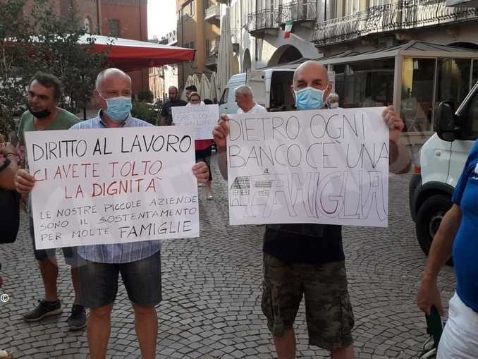 Gli ambulanti che non possono tornare in via Maestra protestano 1