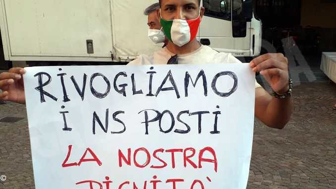 Gli ambulanti che non possono tornare in via Maestra protestano 2