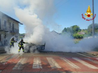 L'auto a gas prende fuoco per un guasto, illesi gli occupanti