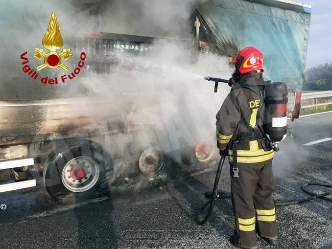 In fiamme il rimorchio di un mezzo pesante sulla Torino-Savona