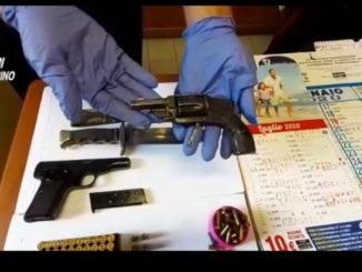 Aveva un arsenale in casa e prestava denaro a usura: arrestato uomo di 76 anni