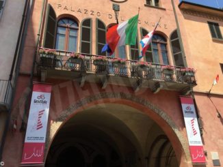 Manca un mese al Giro d'Italia: i municipi di Asti e Alba si sono colorati di rosa 1