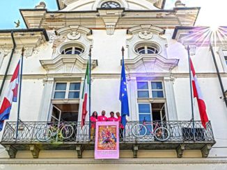 Manca un mese al Giro d'Italia: i municipi di Asti e Alba si sono colorati di rosa