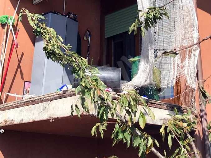 Crolla il parapetto di un balcone: ferita una donna in frazione Ca’ del Bosco