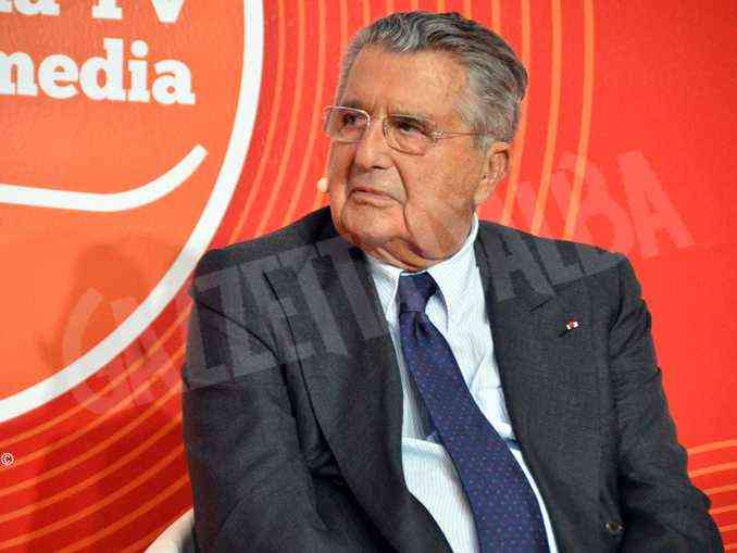 De Benedetti A Dogliani Berlusconi Nocivo Per Il Paese La Figlia Del Cavaliere Lo Commisero