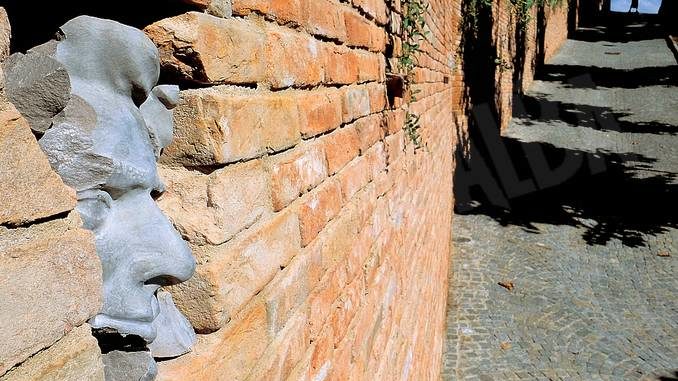 A Guarene i volti dei partigiani sbucano tra i mattoni del muro