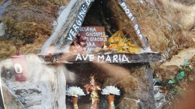 Una statua della Madonna dei Fiori sulla strada che porta al Santuario di Valmala, in Valle Varaita