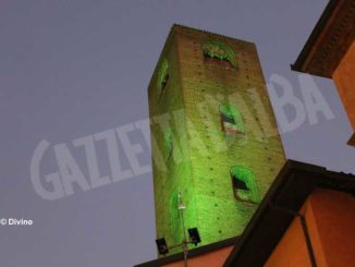 Torri illuminate da una luce verde, Alba aderisce alla Giornata sulla Sla