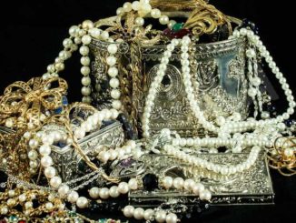 Gioielli fasulli venduti a Porta Palazzo: nei guai un'imprenditrice cinese