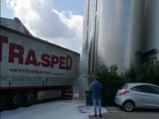 Un camion urta una cisterna e il vino allaga il cortile