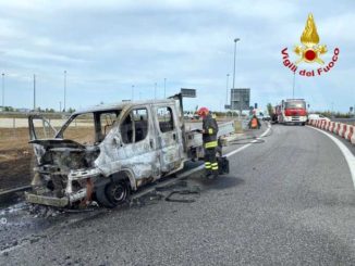 Veicolo in fiamme sul raccordo dell'A33 a Cuneo: nessun ferito
