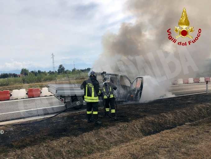 Veicolo in fiamme sul raccordo dell'A33 a Cuneo: nessun ferito 1