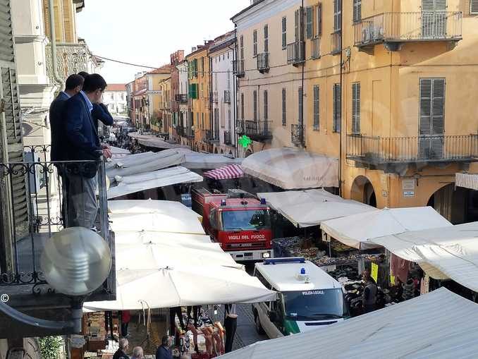 Antincendio: a Fossano il mezzo dei pompieri attraversa il mercato senza problemi