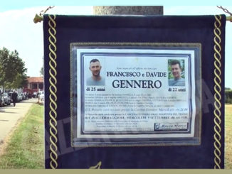 Funerali nell'aia della cascina Gennero per i due fratelli morti nel silo dell'azienda agricola di famiglia