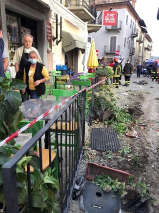 Cinque ciclisti investiti da un'auto a Monforte, nulla da fare per una di loro