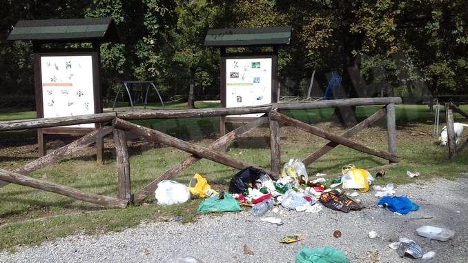 Immondizia sparsa in un'area pic-nic nel Parco del Roero