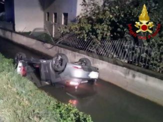 Finisce con l'auto nel canale irriguo: illesa la donna alla guida