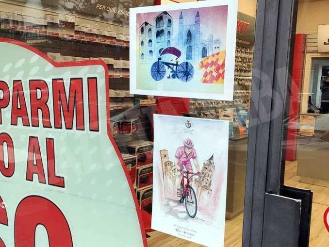 I colori del Giro d’Italia nelle vetrine in rosa di corso Piave