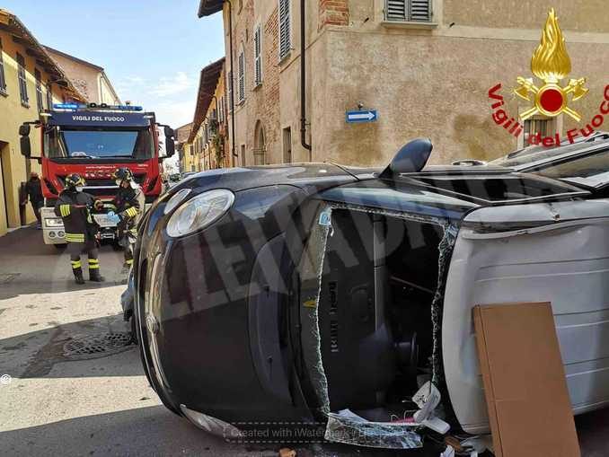 Scontro tra due auto nel centro di Cherasco