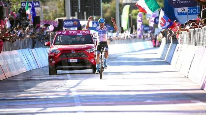 Giro d'Italia: fuga d'altri tempi di Dowsett. Domani arrivo in salita