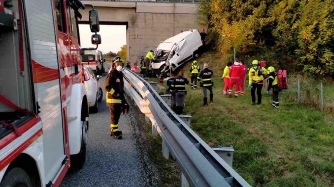 Tragico incidente sulla Torino-Savona, due morti in un furgone finito fuori strada