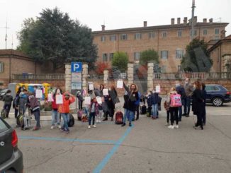 Un kit di igienizzanti per i bambini del Piedibus albese