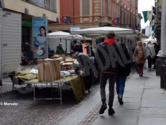 Per gli ambulanti del mercato del sabato di Alba, non c'è pace
