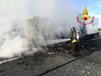 Autoarticolato in fiamme chiusa la Torino-Savona nei pressi di Cervere