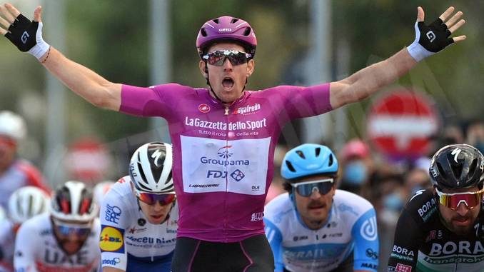Al Giro si ritirano due squadre a causa del Covid. Vittorie per Sagan e Demare
