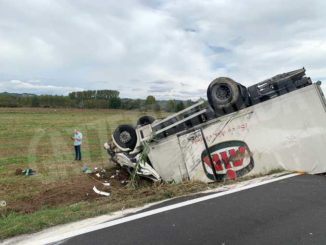 Camion fuori strada a Pollenzo: illeso l'autista