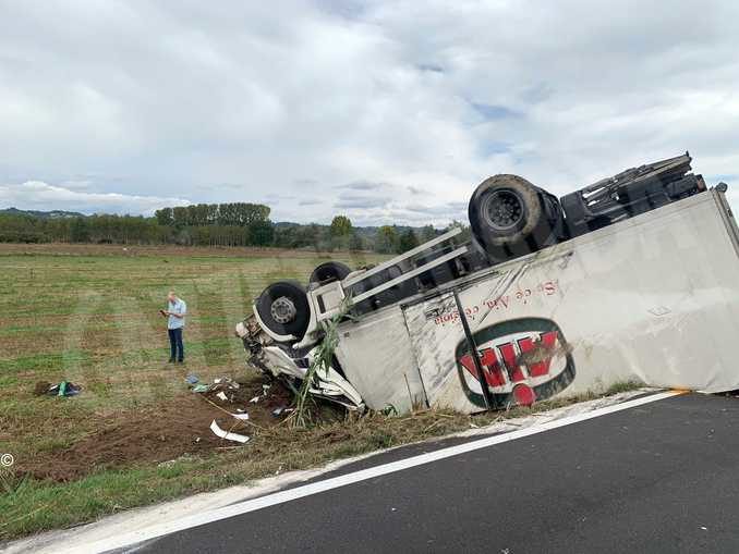 Camion fuori strada a Pollenzo: illeso l'autista