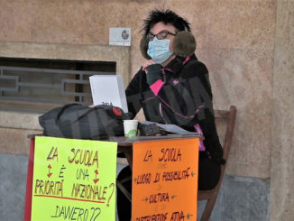 Prof fa lezione in strada a Cuneo, chiudere scuole &egrave; criminale