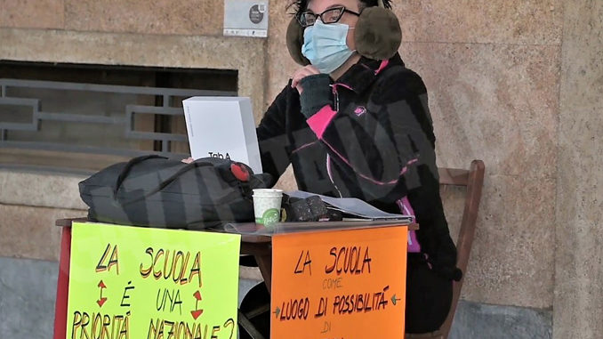 Prof fa lezione in strada a Cuneo, chiudere scuole è criminale