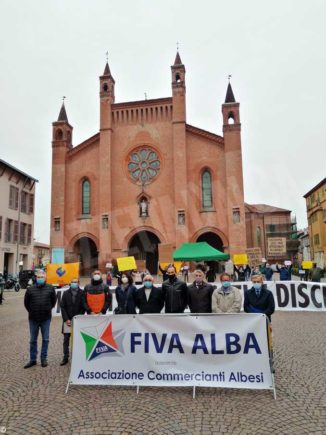 Ambulanti scendono in piazza ad Alba contro il blocco dei mercati non alimentari 3