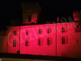 Il castello di Barolo illuminato di rosso contro la violenza sulle donne