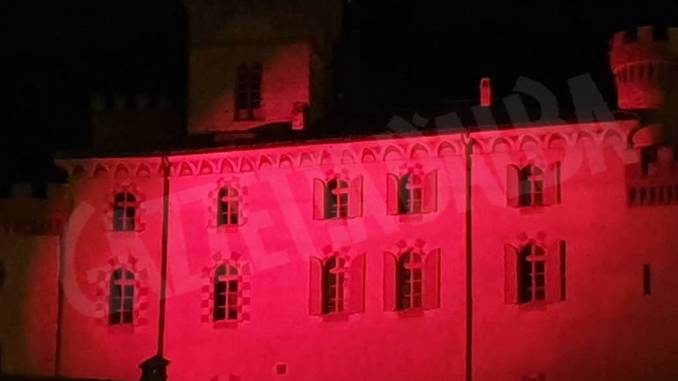 Il castello di Barolo illuminato di rosso contro la violenza sulle donne