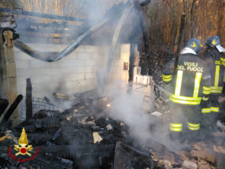 Incendio distrugge deposito, Vigili del fuoco evitano esplosioni di bombole