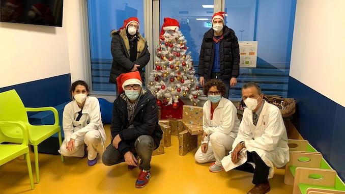 Tabui porta i regali di Natale all’ospedale di Verduno