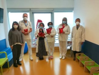 La Collina degli elfi porta i regali di Natale ai bambini in ospedale 1